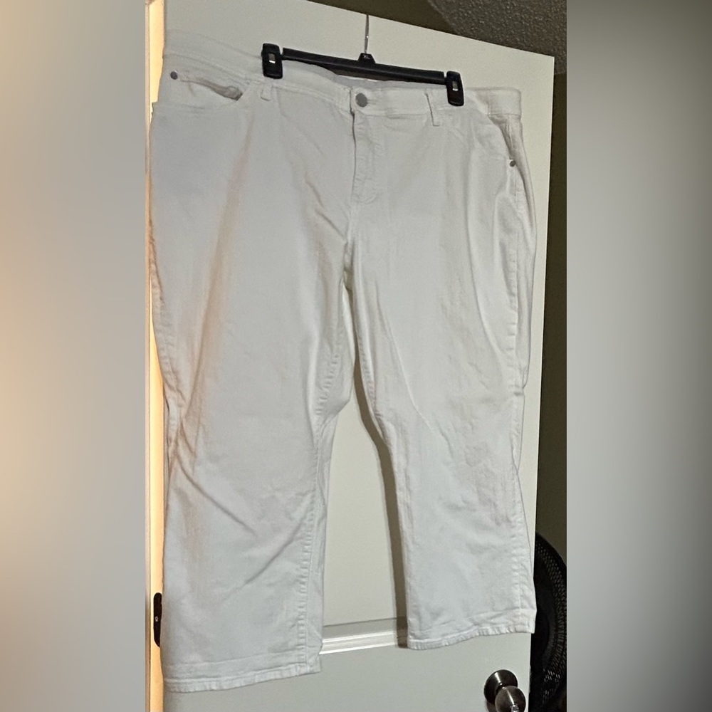 Evri size 22W white capri pants